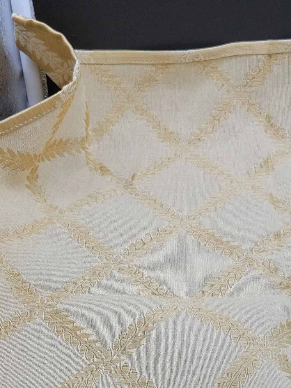 Lenox Laurel Leaf Gold Geometric Square Napkin Cotton/Polyester Reversible. (4)